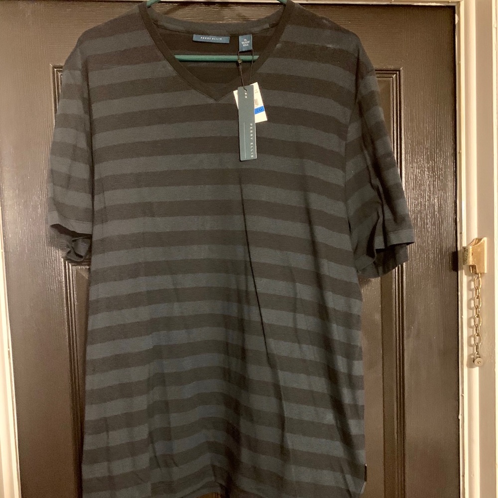 Black V-neck Perry Ellis T-shirt